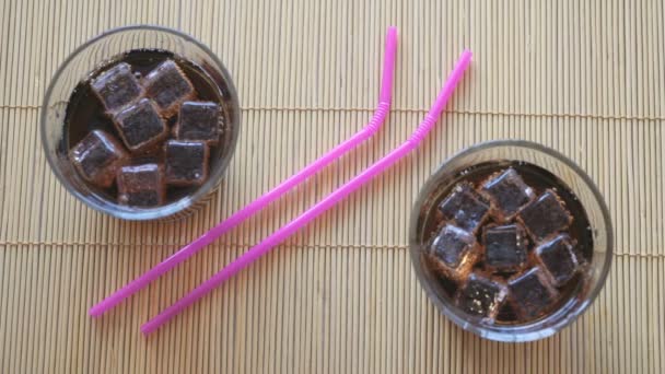 Dos manos tomando dos vasos de cola con hielo — Vídeos de Stock