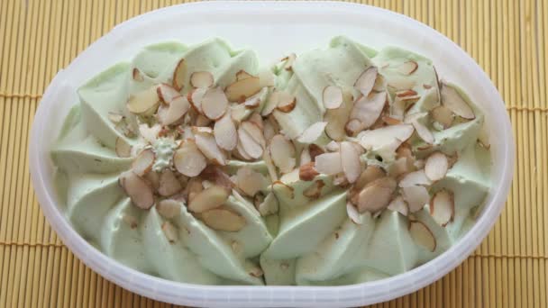 Orang-orang mengambil es krim pistachio dari wadah — Stok Video