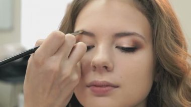 Bir kız için makyaj yapma makyaj sanatçısı