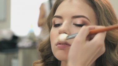 Genç model için makyaj yapma makyaj sanatçısı