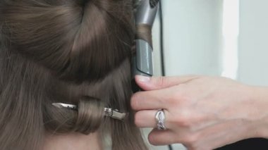 Ana Kız Güzellik Salonu bukleler yapar
