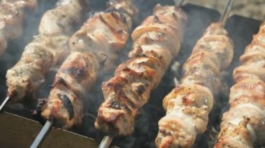 Domuz eti şiş kömürlerin üzerinde metal şiş üzerinde pişirme