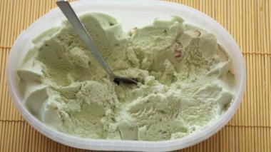 İki kişi yemek fıstıklı dondurma