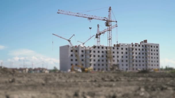 Guindastes de torre trabalhando no canteiro de obras — Vídeo de Stock