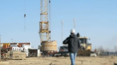 Oluşturucu için arka plan inşaat alanına gider