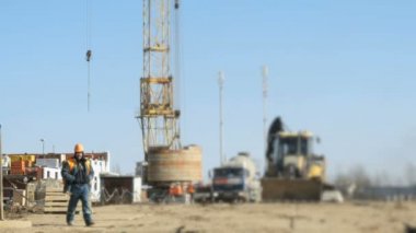 Oluşturucu için arka plan inşaat alanına gider