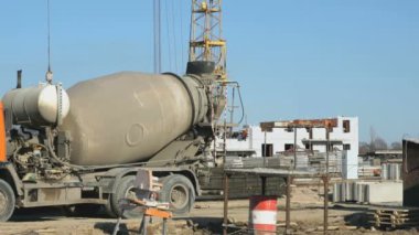 Teslimat kamyonu kullanarak site bina beton