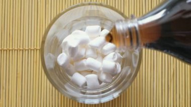 Kabarık beyaz marshmallow cam Kupası