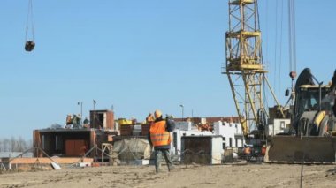 Oluşturucu için arka plan inşaat alanına gider