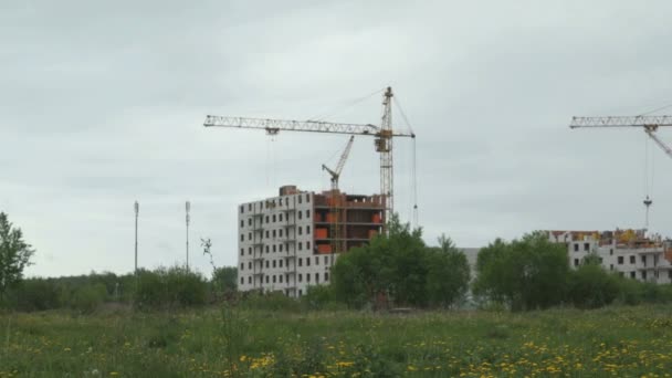 Byggandet av höghus bostadshus — Stockvideo