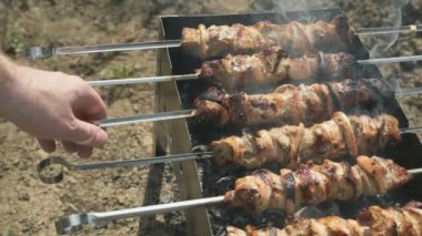 Sığır eti kebaplar mangal üzerinde pişirme