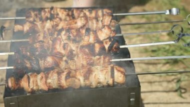 Et kömürlerin üzerinde metal şiş üzerinde hazırlanıyor