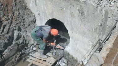 Çalışan inşaat toplayıcı onarma