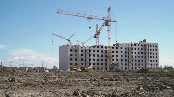 Obras de gruas de construção no estaleiro — Vídeo de Stock