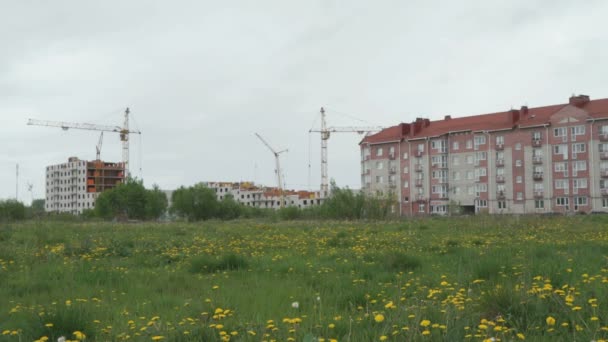 Construcción de edificios residenciales de gran altura — Vídeo de stock