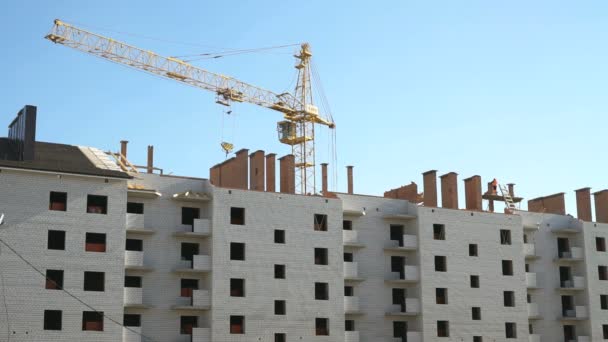 Construcción de un complejo de ladrillos de varios pisos — Vídeo de stock