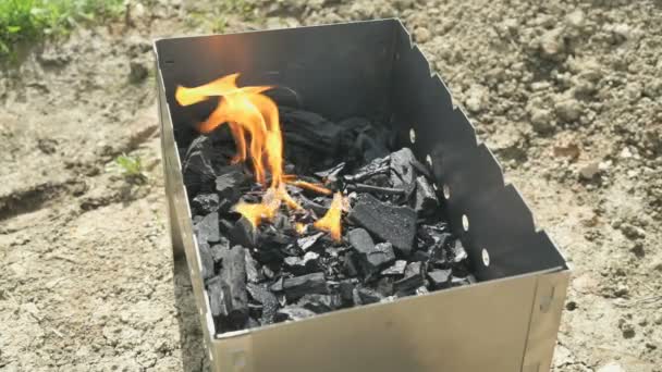 Flammes avec étincelles sur les charbons dans le gril — Video