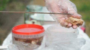 El bir şiş üzerinde çiğ et parçalarını tel çekimi