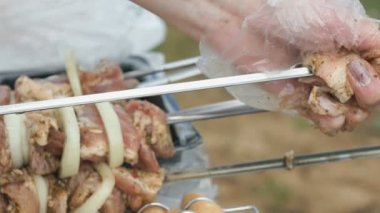 Kadının el kebap yemek için çiğ et hazırlar