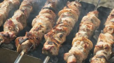 Sığır eti kebaplar mangal üzerinde pişirme