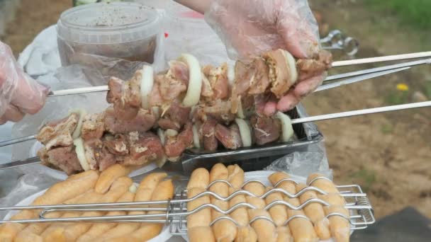 Люди рука нарізала шматки сирого м'яса на шампурі — стокове відео