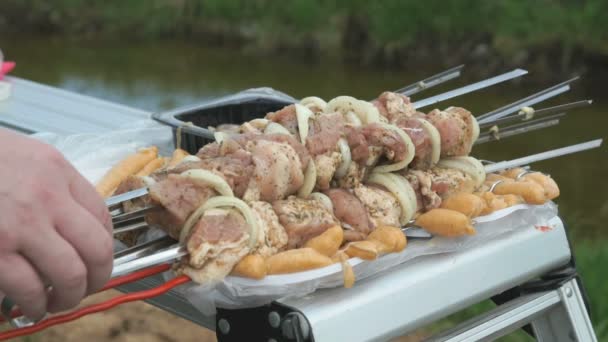 Man neemt de spiesjes met vers vlees voor het roosteren — Stockvideo