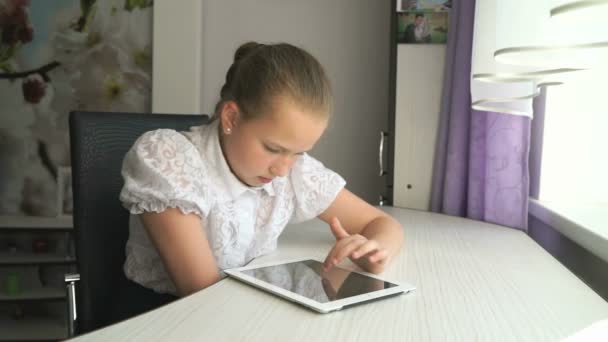 Дівчина-підліток тримає цифровий планшетний комп'ютер — стокове відео