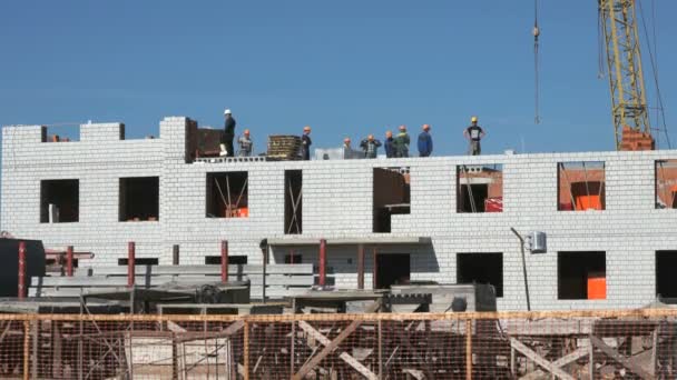 Builders discute des problèmes d'une construction — Video