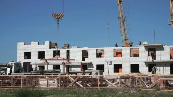 Une grue de construction livre la dalle de béton — Video