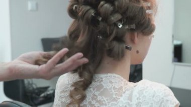 Ana Kız Güzellik Salonu bukleler yapar