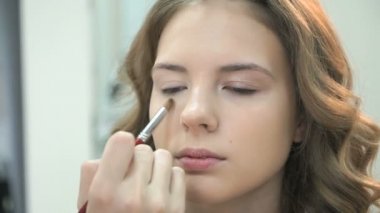 Son saatlerinde yanında bulunanlar efendi genç modeli için makyaj yapma