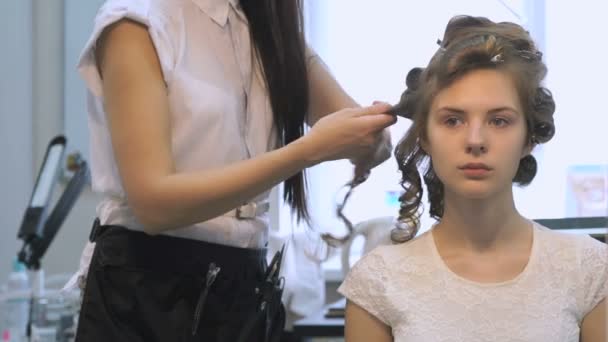 专业理发师使模型的发型 — 图库视频影像