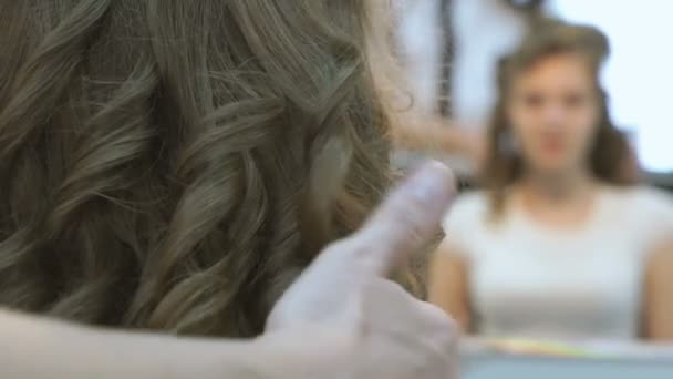 Майстер робить зачіску для нареченої в салоні краси — стокове відео