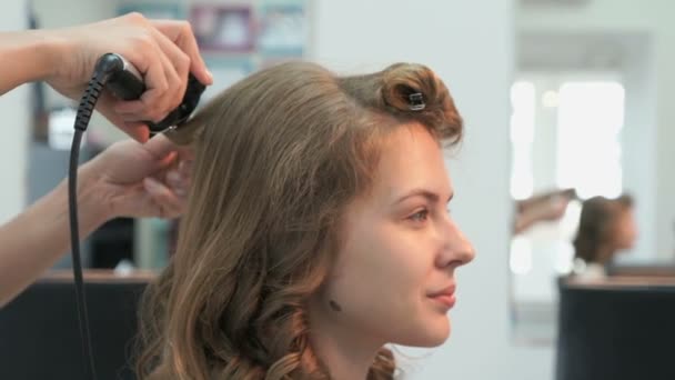 Stylistin macht Locken mit Curling braun — Stockvideo