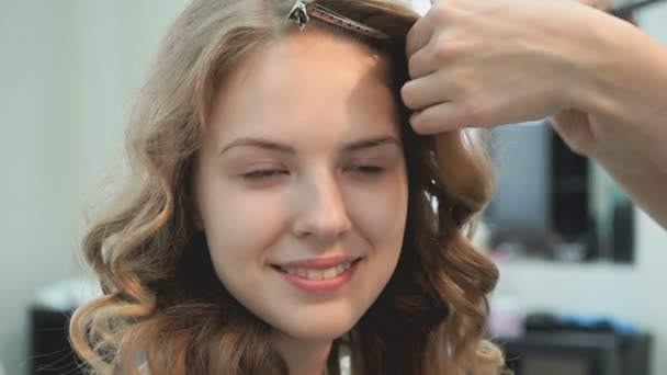 Maestro haciendo peinado para la chica de pelo castaño — Vídeos de Stock