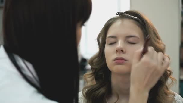 Beau modèle obtient un maquillage professionnel — Video