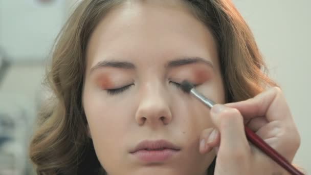 Make-up für schöne Braut im Schönheitssalon — Stockvideo