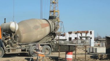 Teslimat kamyonu kullanarak site bina beton