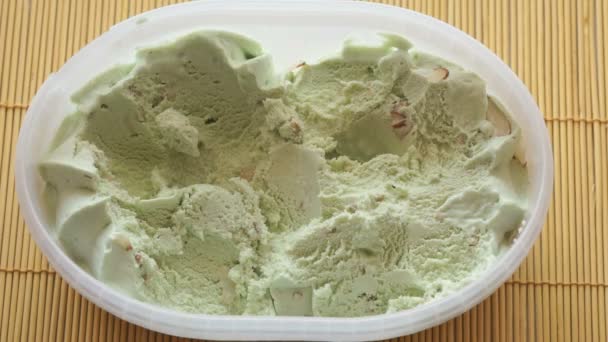 Duas pessoas comem o sorvete de pistache — Vídeo de Stock