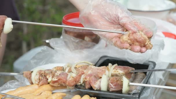 Mão das mulheres prepara carne crua para cozinhar kebabs — Vídeo de Stock