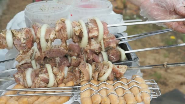 Des humains ont enfilé des morceaux de viande crue sur une brochette — Video