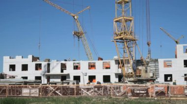 İnşaat alanında. İnşaatçılar tuğla koymak