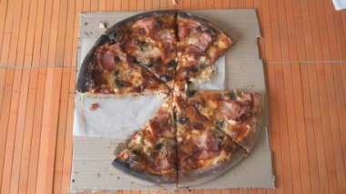 Dilim Pizza için insanların ellerini almak