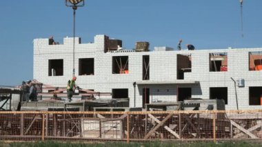 Bir inşaat vinç beton döşeme sunar