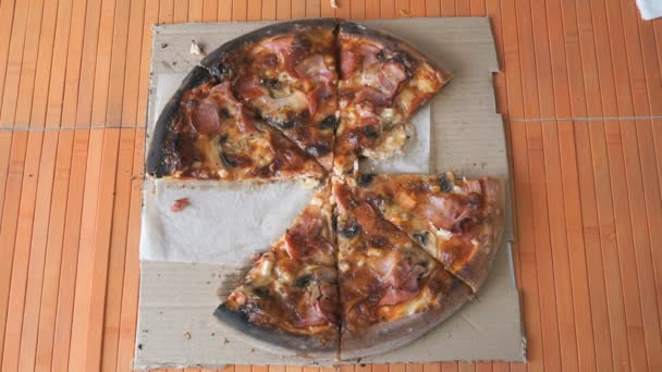 Les mains du peuple prennent des morceaux de pizza — Video