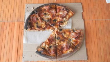Dilim Pizza için insanların ellerini almak