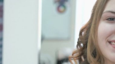 Kameraya gülümseyen kadar yapmak olmadan kahverengi saçlı