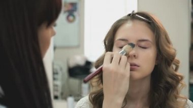 Kahverengi saçlı gelin için profesyonel makyaj