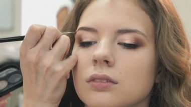 Bir kız için makyaj yapma makyaj sanatçısı