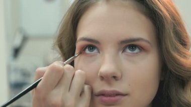 Kahverengi saçlı gelin için profesyonel makyaj